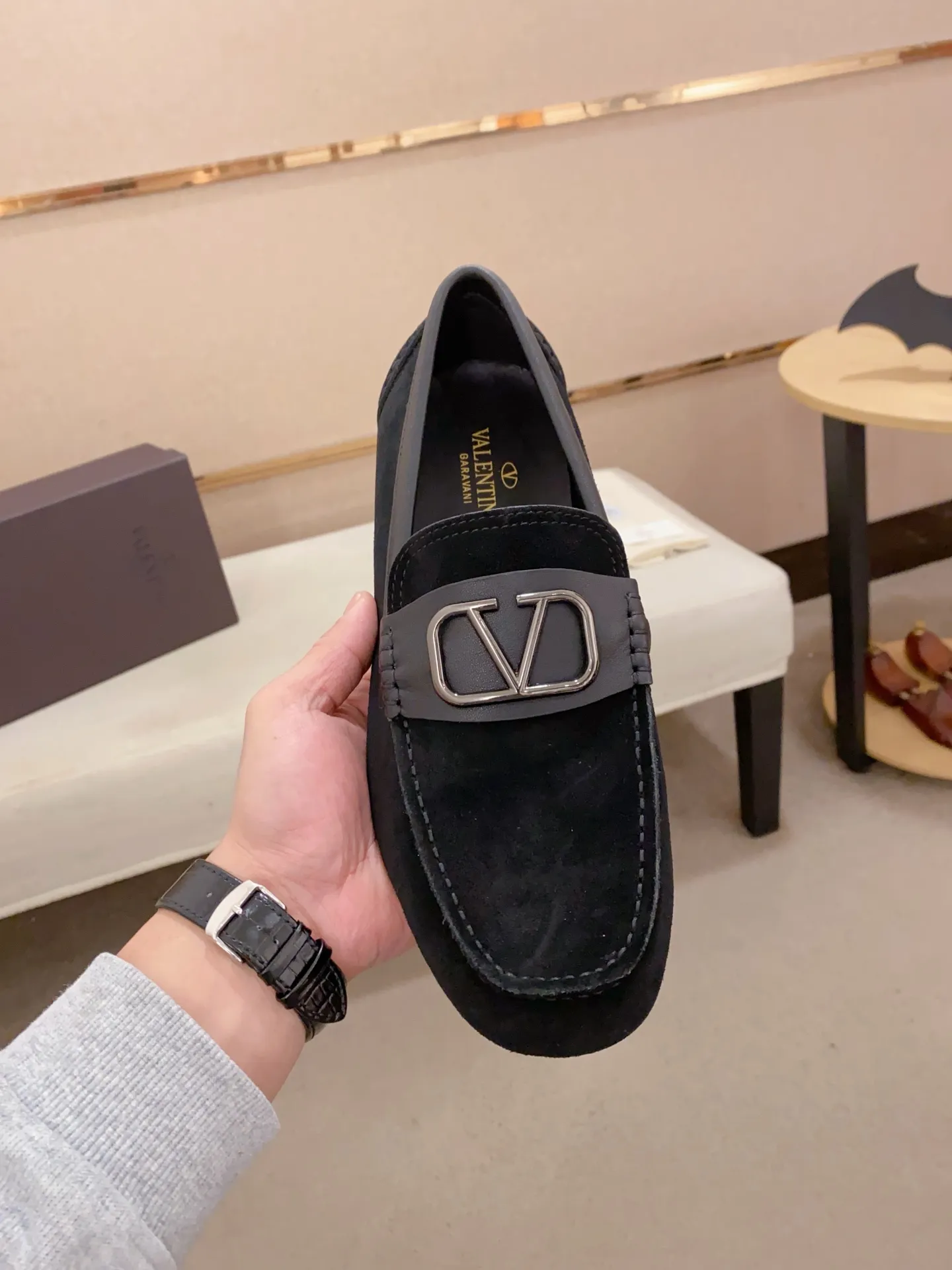 Men's shoes💰: 680💰VALENTINO, made of imported cowhide with imported water-dyed cowhide lining, iconic hardware and iconic wear-resistant outsole. 38-44. 45 VALENTINO packaging can be customized to enjoy the brand’s iconic product packaging